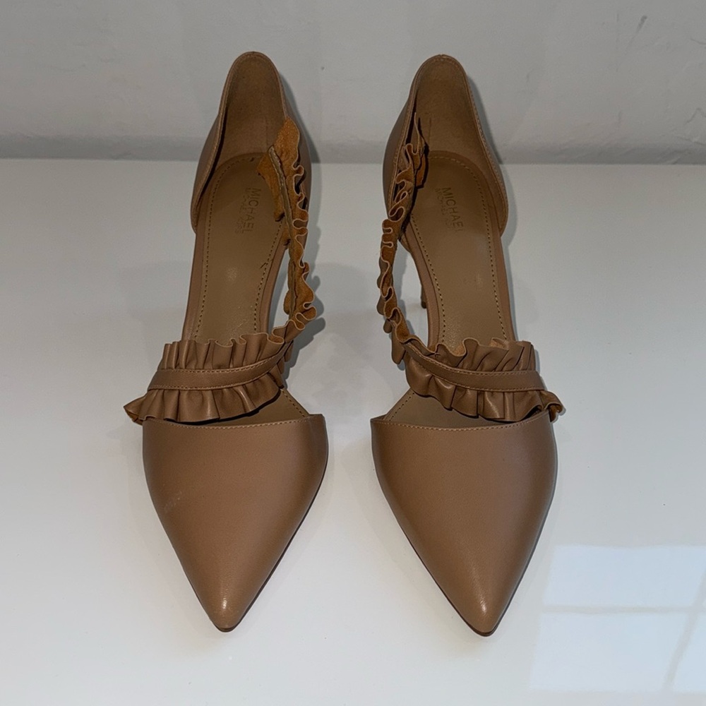 Brand new!!! Michael Kors Bella tan 3” leather pumps. Size 10M.